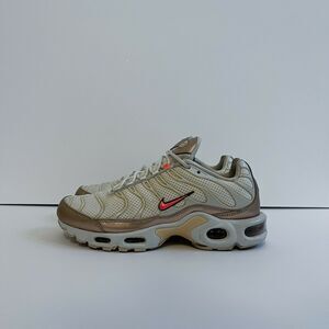 2018 Nike Air Max Plus Light Orewood Brown Lava Metallic CJ9980-100 Wmns Sz 8